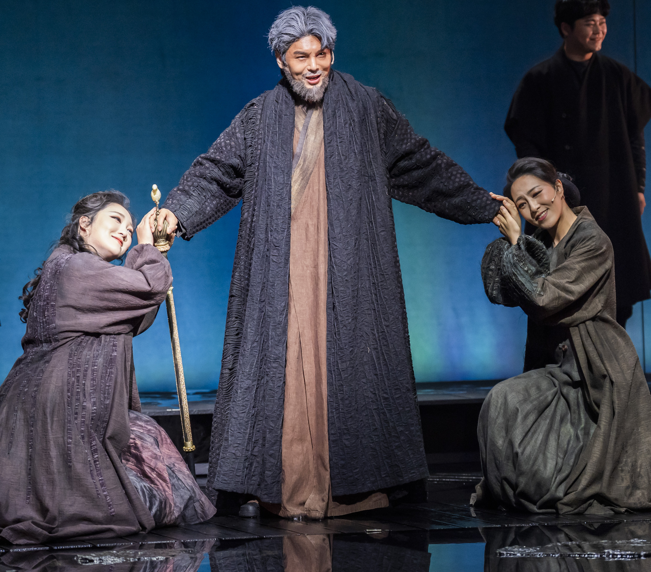 Wang Yun-Jeong as Regan, Kim Jun-su as Lear, Yi So Yeon as Goneril 