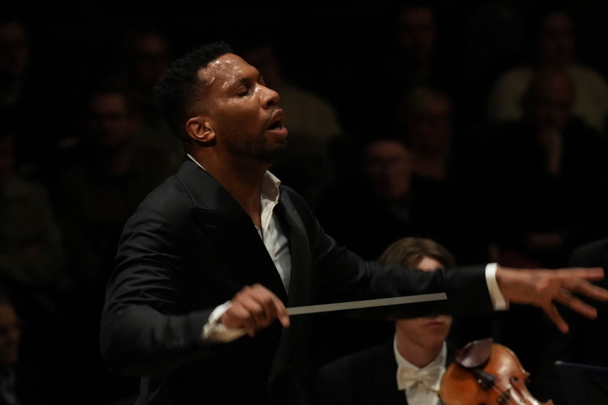 Roderick Cox conducts the Halle cr Sharyn Bellemakers, the Halle