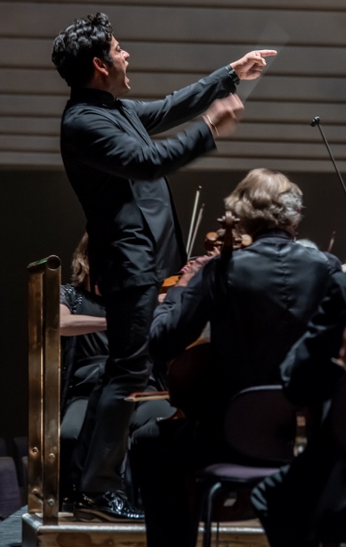 Alpesh Chauhan conducts the BBC Philharmonic cr Chris Payne