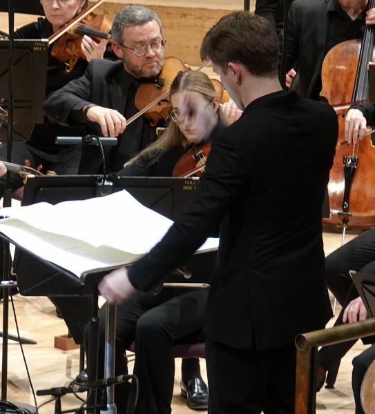 Joshua Weilerstein conducting the BBC Philharmonic cr Beth Wells-BBC 
