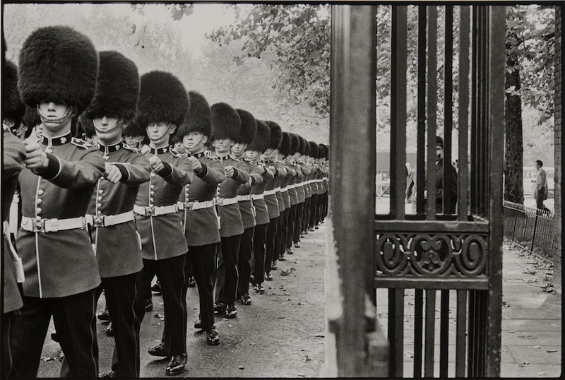 Bruce Davidson, Queen's guard marching, 1960 