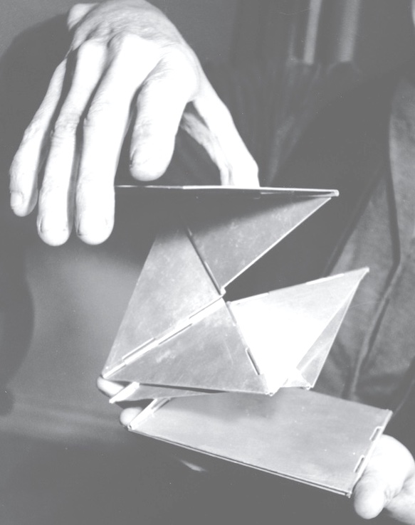  Lygia Clark Bicho de Bolso 1967 Photo Michel Desjardins. Courtesy of Associacão Cultural O Mundo de Lygia Clark.