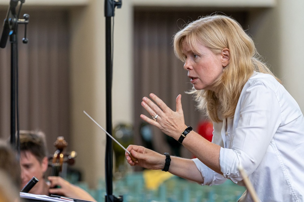 Catherine Larsen-Maguire conducting