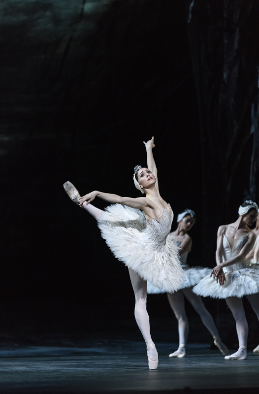Marinela Nuñez as Odette, Royal Ballet. Photo by Bill Cooper.