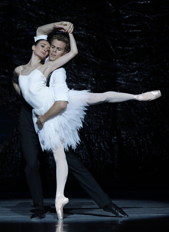 Amber Scott and Adam Bull as Odette and Prince Siegfried in Graeme Murphy's Swan Lake