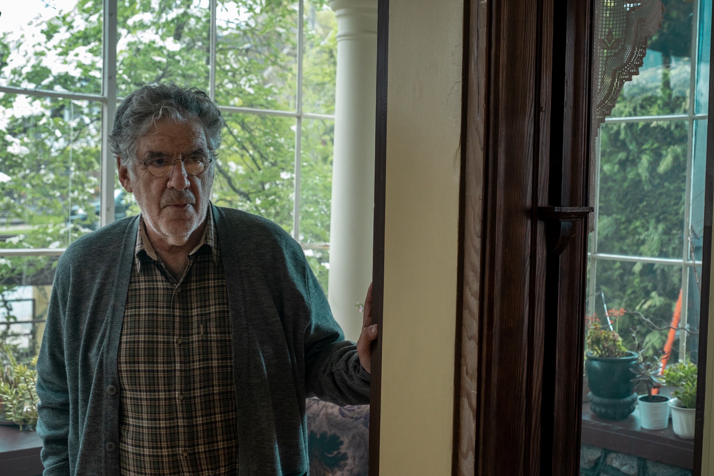 Leonard (Elliot Gould) in Dangerous Lies