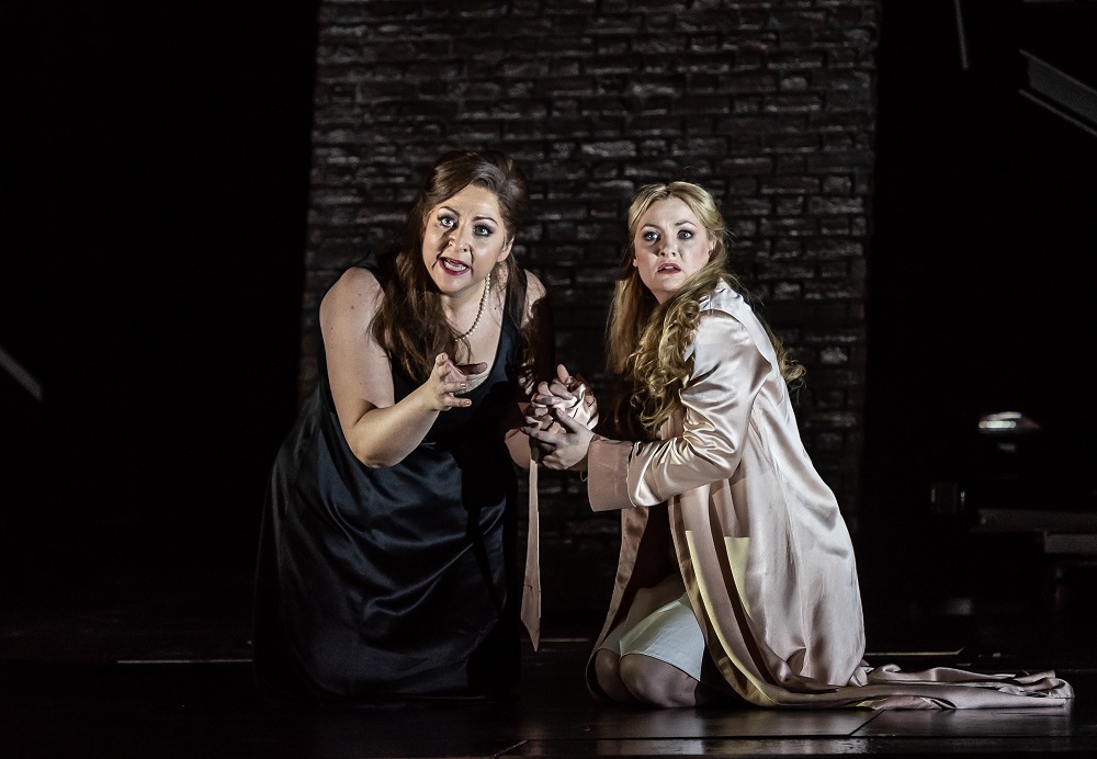Christine Goerke and Jennifer Davis in Act 2 of the Royal Opera Lohengrin