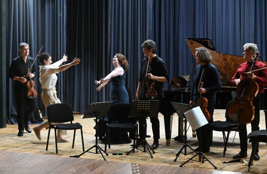 Dobrinka Tabakova greets Lora Tchekoratova