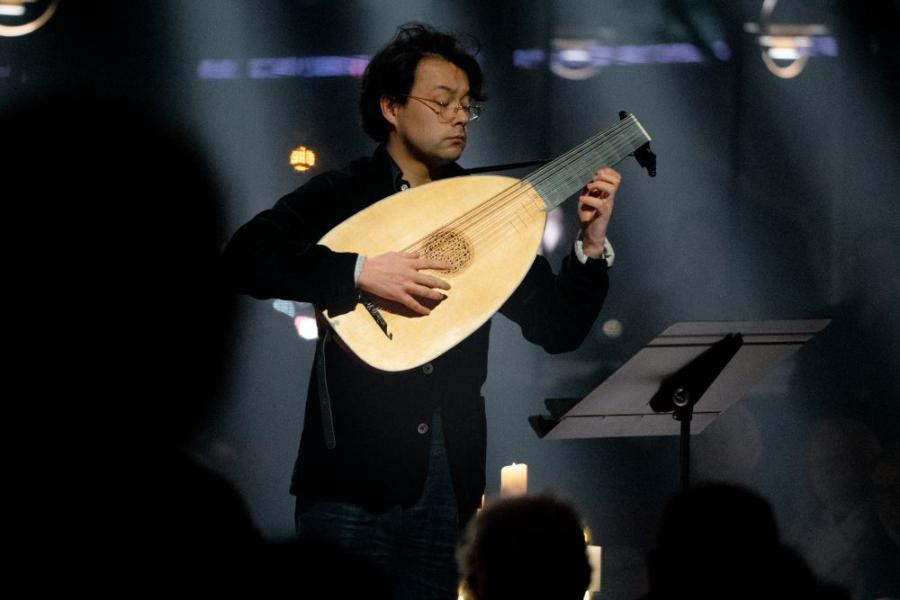Sean Shibe on lute in the QEH foyer