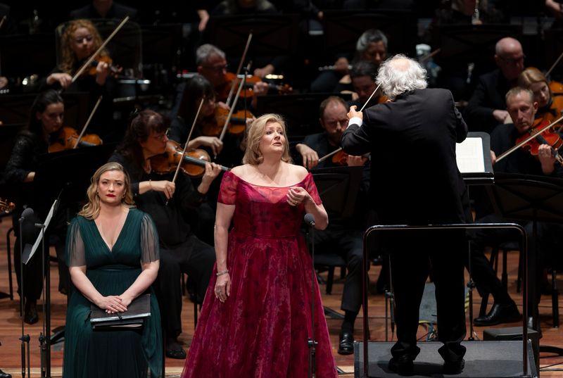 Karen Cargill sings 'Urlicht' with Jennifer Davis (left) and Donald Runnicles (right)