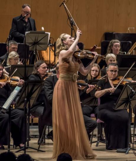 Simone Lamsma with the BBC Philharmonic cr Chris Payne