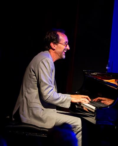 Jeremy Ledbetter at the keyboard