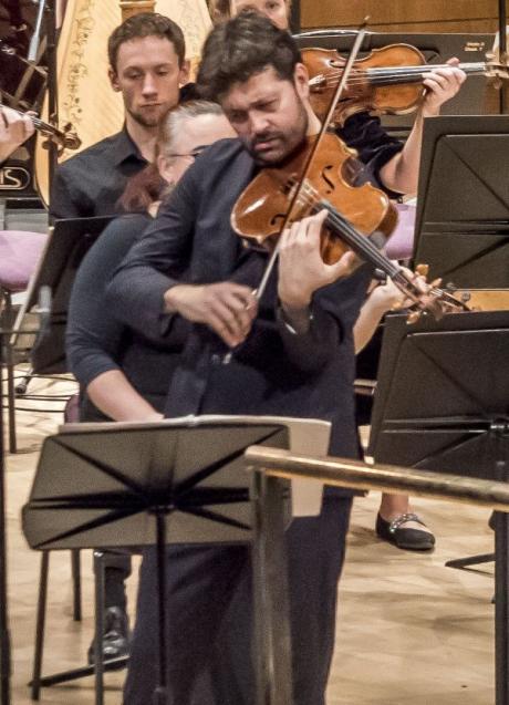 Lawrence Power with the BBC Philharmonic in Cassandra Miller's Viola Concerto cr Chris Payne